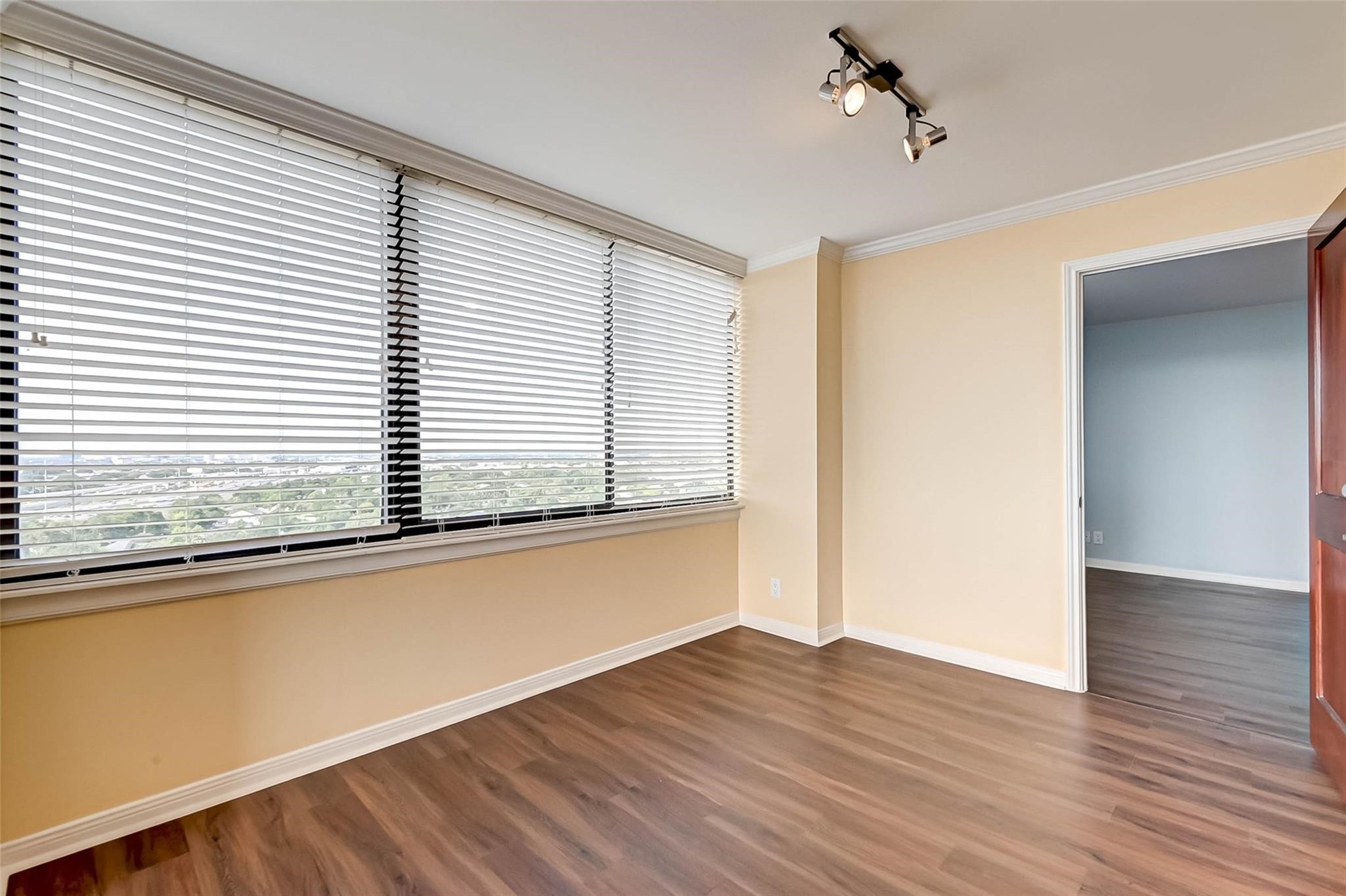 3525 Sage Road, Unit 1703 Houston, TX 77056 - Photo 20 of 43 a view of a livingroom with wooden floor and a window