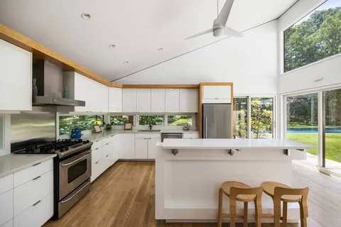 $2,295,000 | 3 Whale Rock Lane, East Hampton, NY 11937