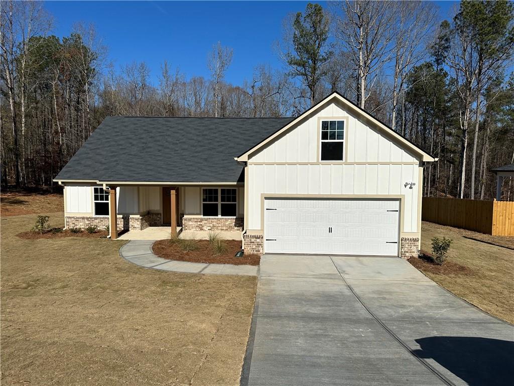 a view of a house with backyard and trees