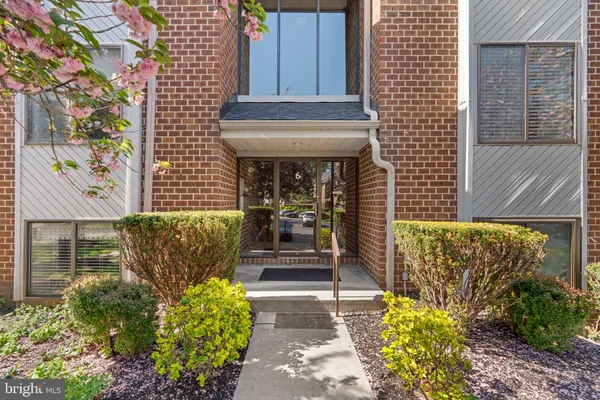 $2,100 | 6 Mullingar Court, Unit 202, Lutherville-Timonium, MD 21093