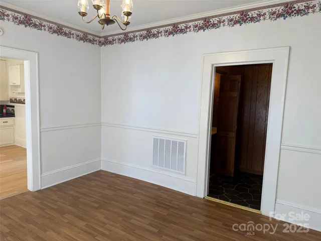 a view of a house with backyard and trees