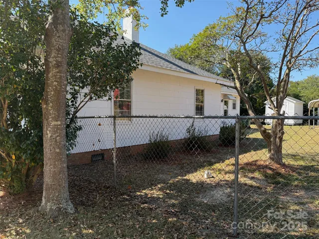 a view of a house with a backyard