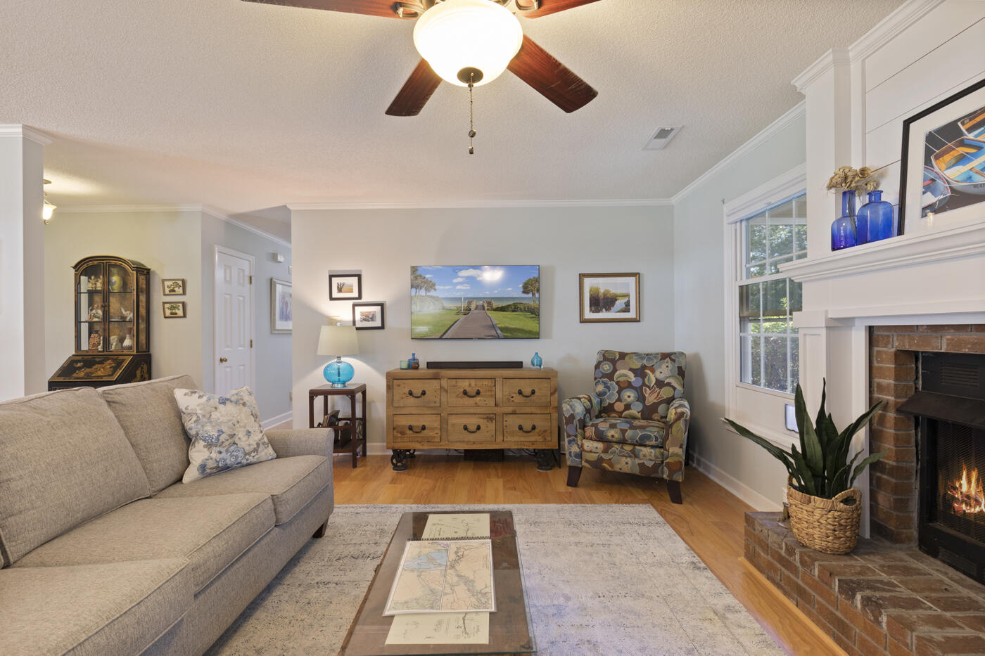 Gas Fireplace/Ceiling Fan/Eng Hardwoods