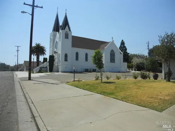 a view of a house with entertaining space