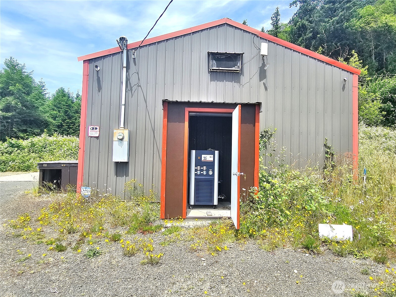 5390 Highway 12 Elma, WA 98541 - Photo 10 of 12 a front view of a house with garden