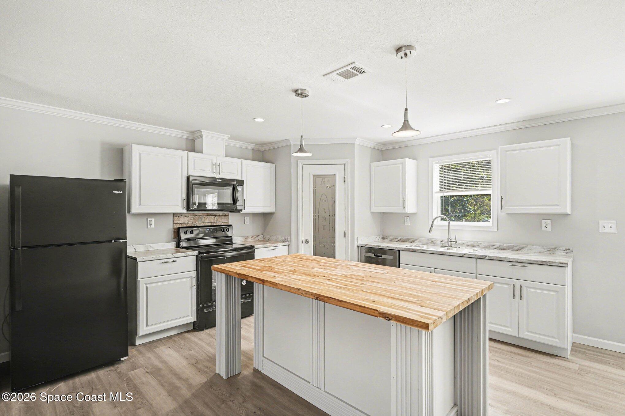 23950 Bass Road Astor, FL 32102 - Photo 2 of 15 005_file_2173