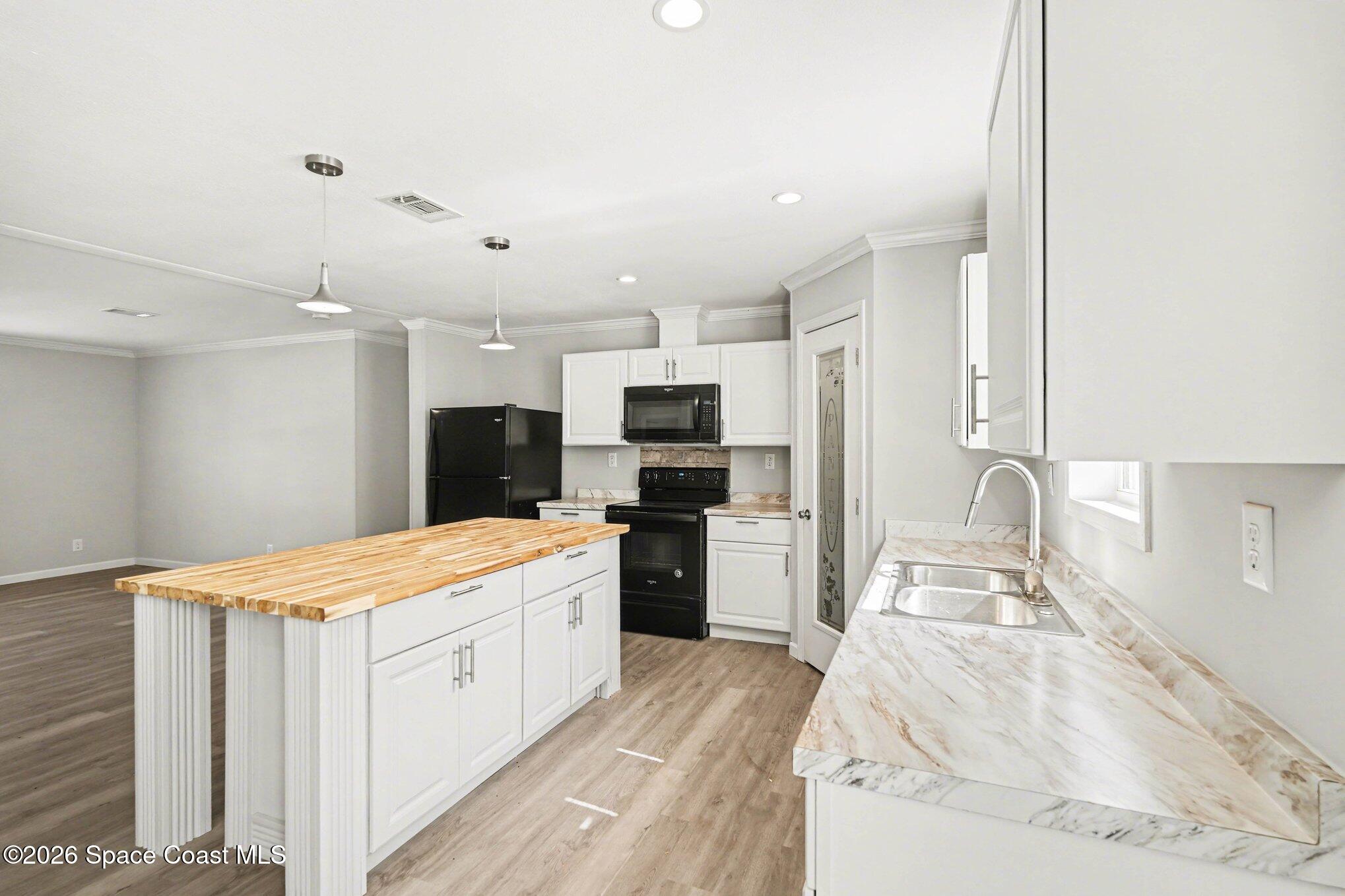 23950 Bass Road Astor, FL 32102 - Photo 3 of 15 006_file_5401