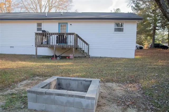 a view of a house with backyard