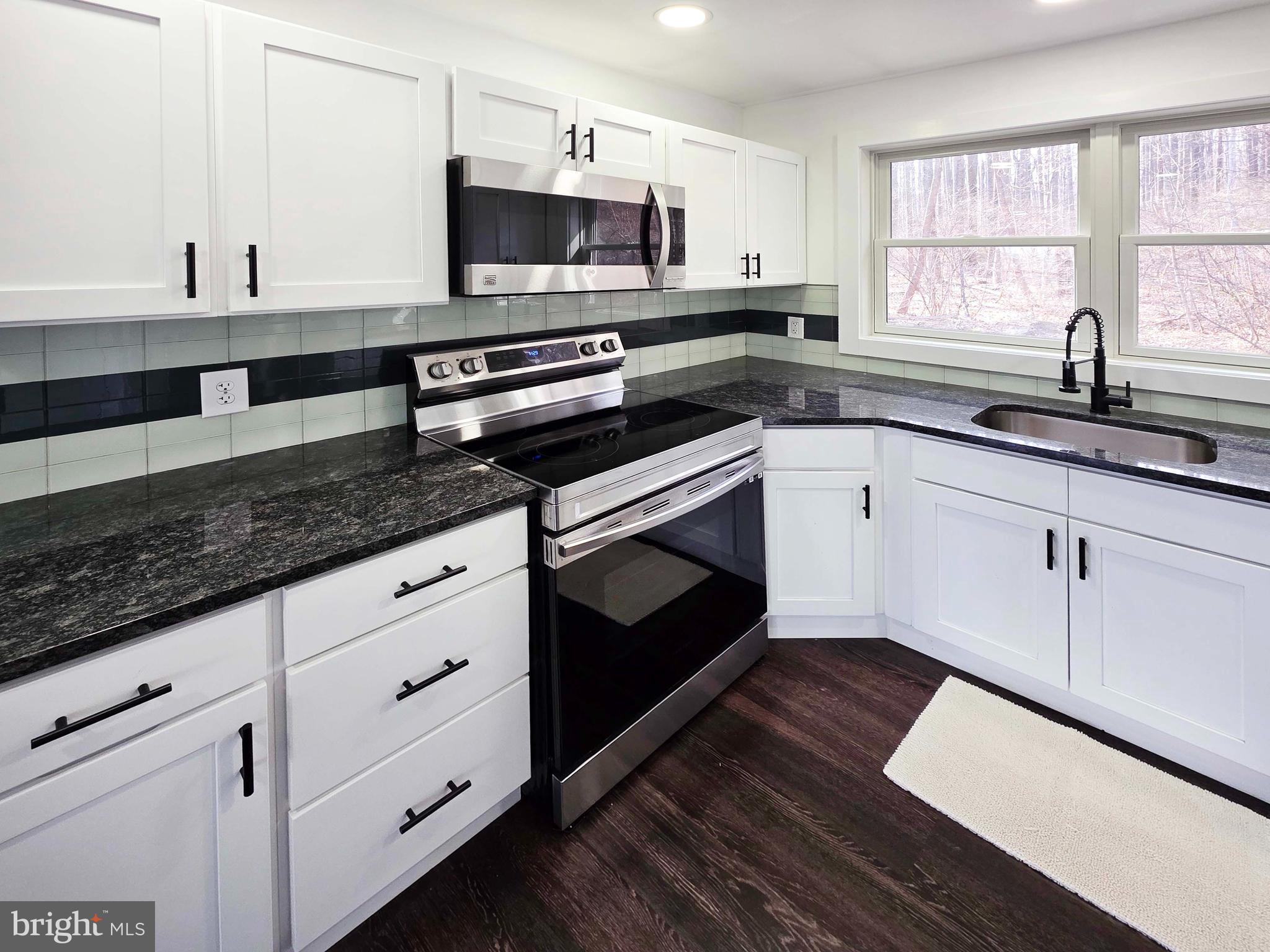 3911 Dogwood Lane Riegelsville, PA 18077 - Photo 4 of 10 Kitchen