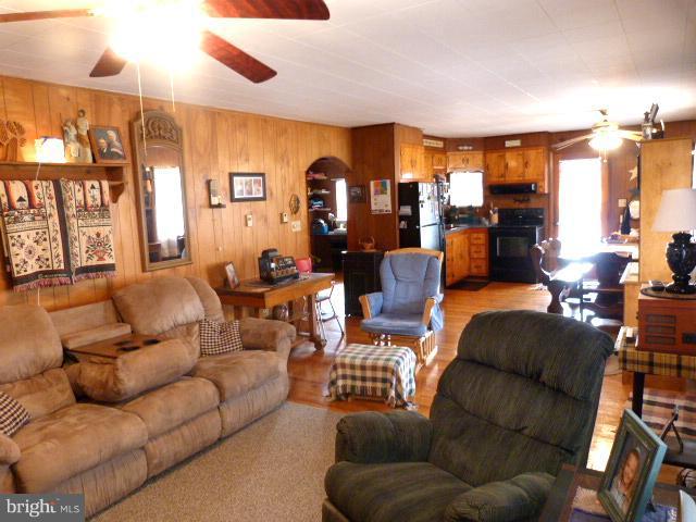 14511 Rice Road Hancock, MD 21750 - Photo 10 of 27 Living Room