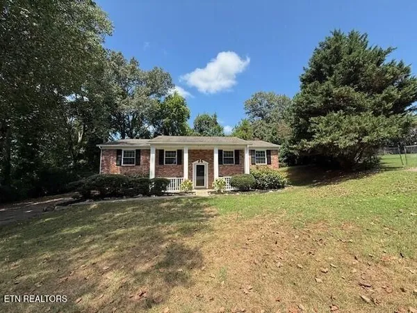$2,300 | 8915 Ripon Circle, Knoxville, TN 37923