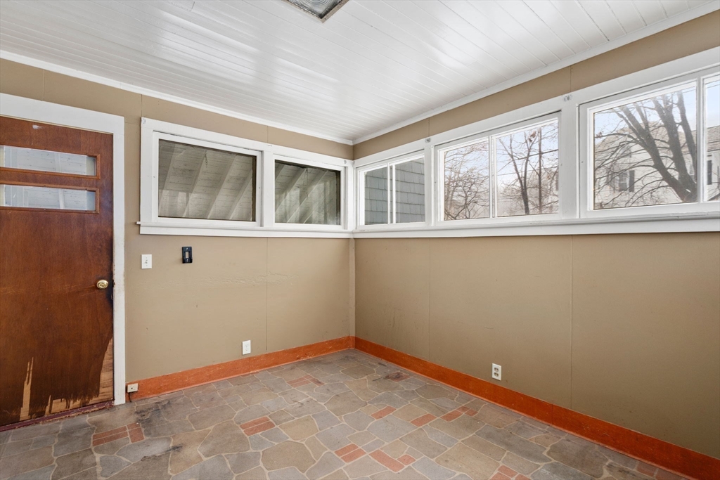61 Cleveland Street Holyoke, MA 01040 - Photo 16 of 38