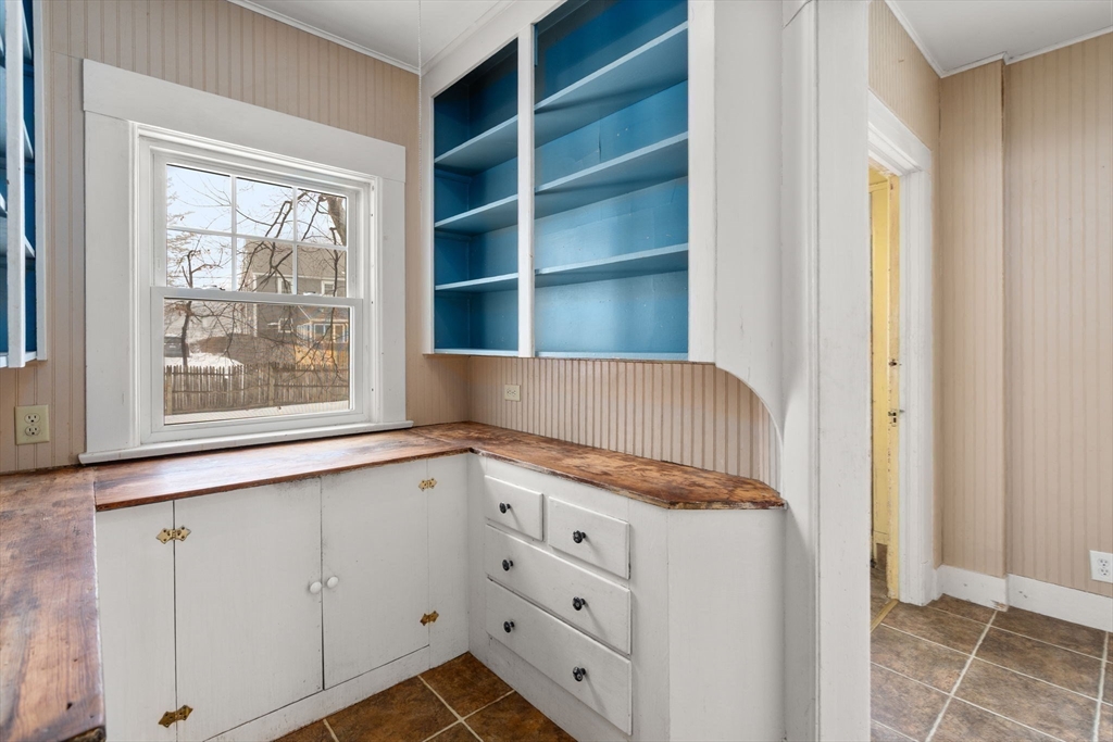 61 Cleveland Street Holyoke, MA 01040 - Photo 18 of 38