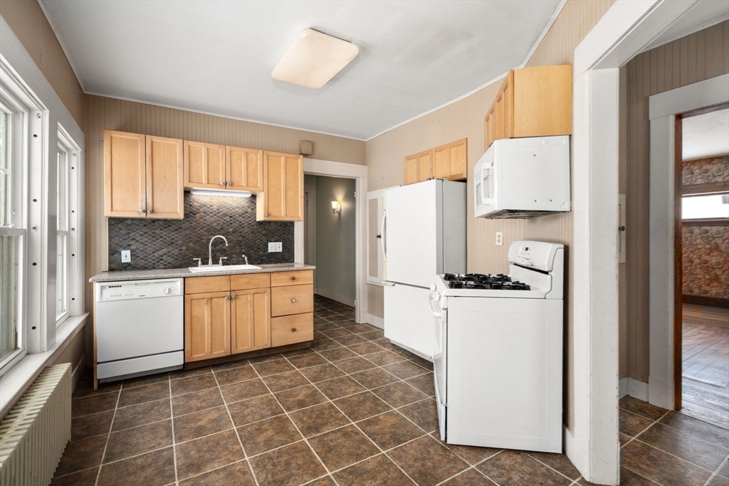 61 Cleveland Street Holyoke, MA 01040 - Photo 19 of 38