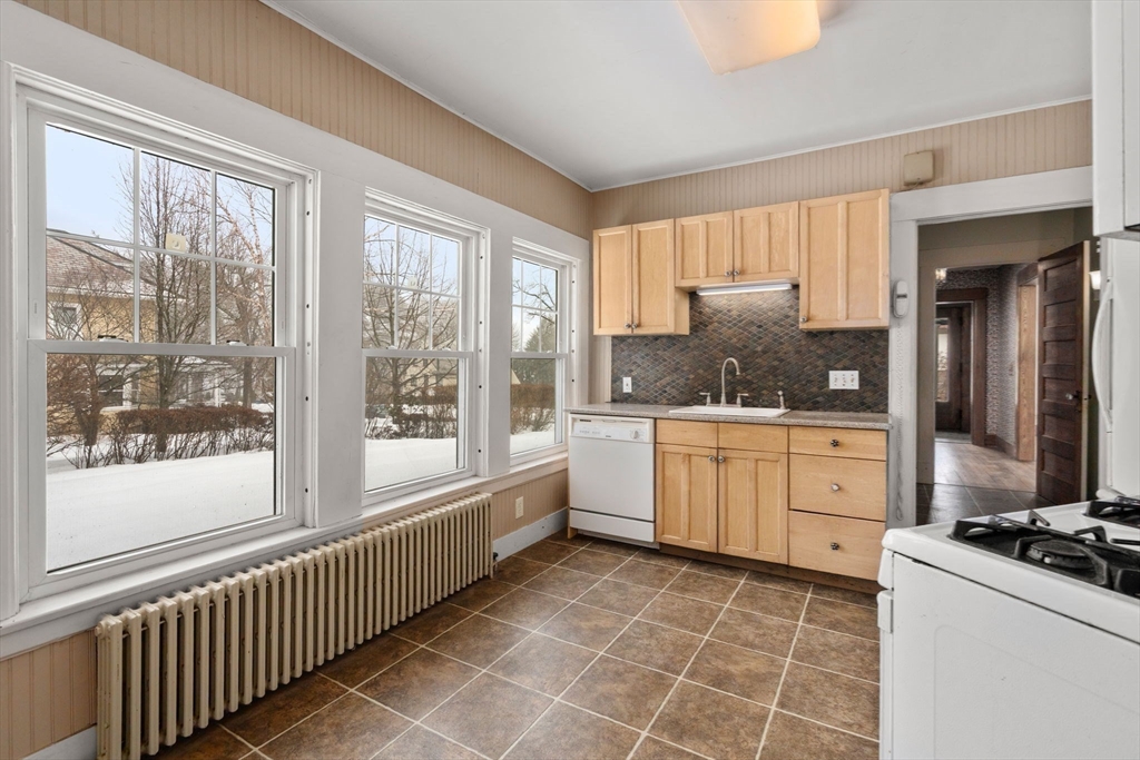 61 Cleveland Street Holyoke, MA 01040 - Photo 20 of 38