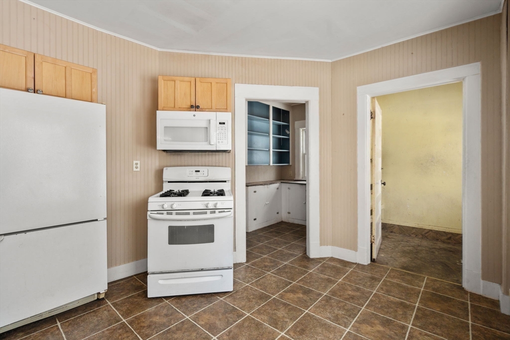 61 Cleveland Street Holyoke, MA 01040 - Photo 21 of 38