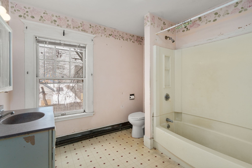 61 Cleveland Street Holyoke, MA 01040 - Photo 31 of 38