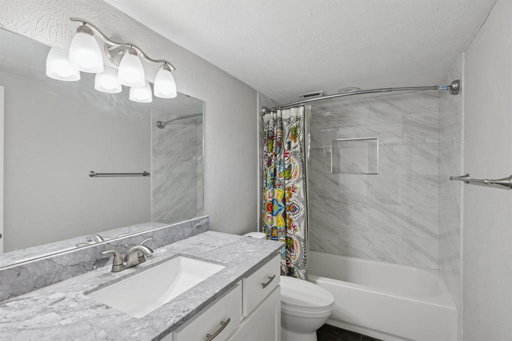1501 Austrian Road Grand Prairie, TX 75050 - Photo 28 of 40 Guest Bath