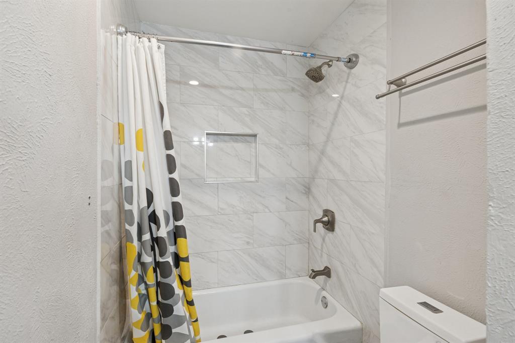 1501 Austrian Road Grand Prairie, TX 75050 - Photo 32 of 40 Guest Bathroom