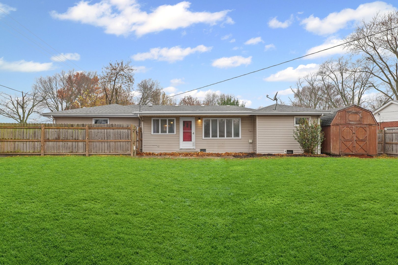 911 South Longview Road Monticello, IL 61856 - Photo 24 of 28 a view of a house with backyard and garden