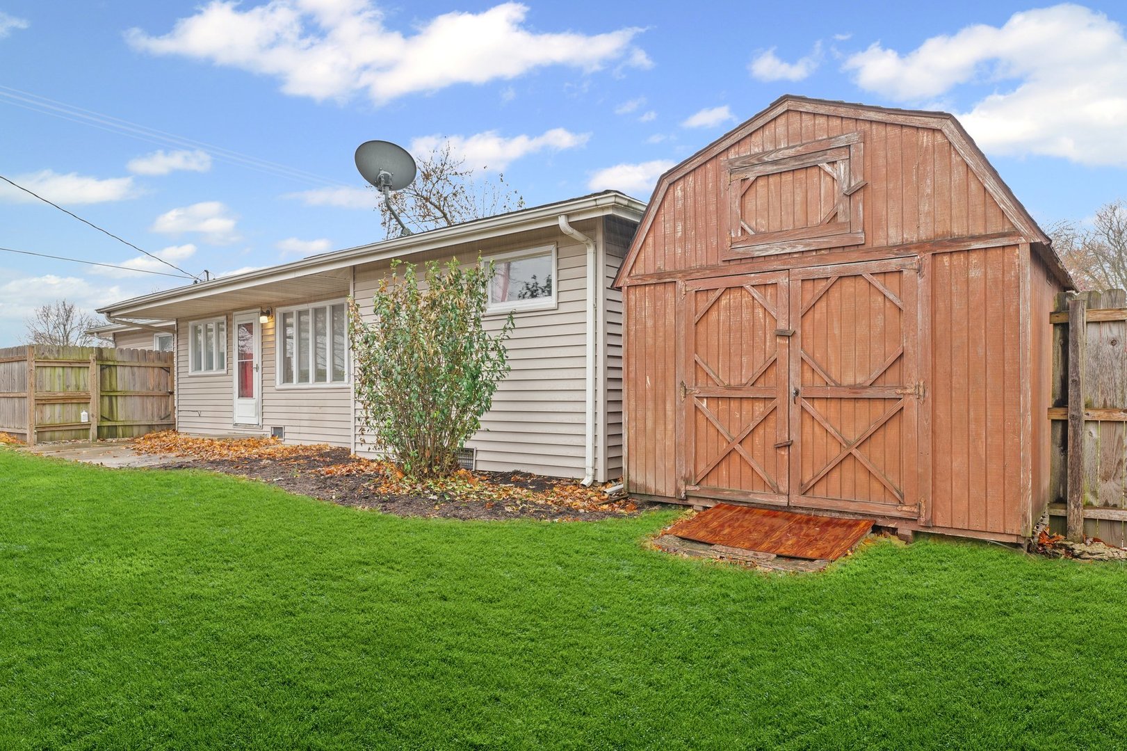 911 South Longview Road Monticello, IL 61856 - Photo 26 of 28 a view of a back yard of the house