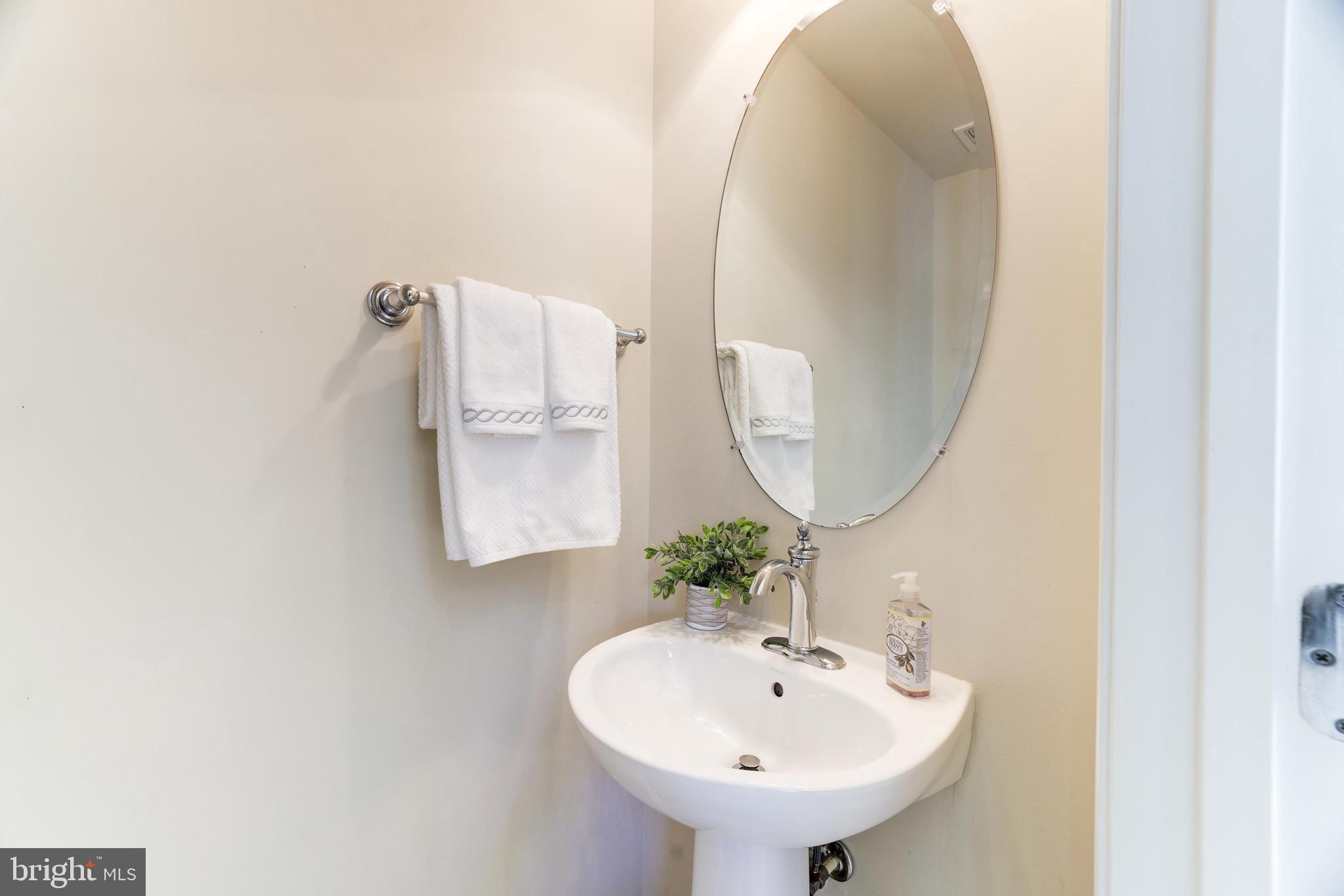 9481 Canonbury Square Fairfax, VA 22031 - Photo 11 of 27 Kitchen/Living Room level powder room