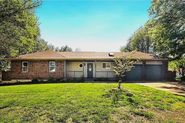 $400,000 | 700 Lark Street, Raymore, MO 64083