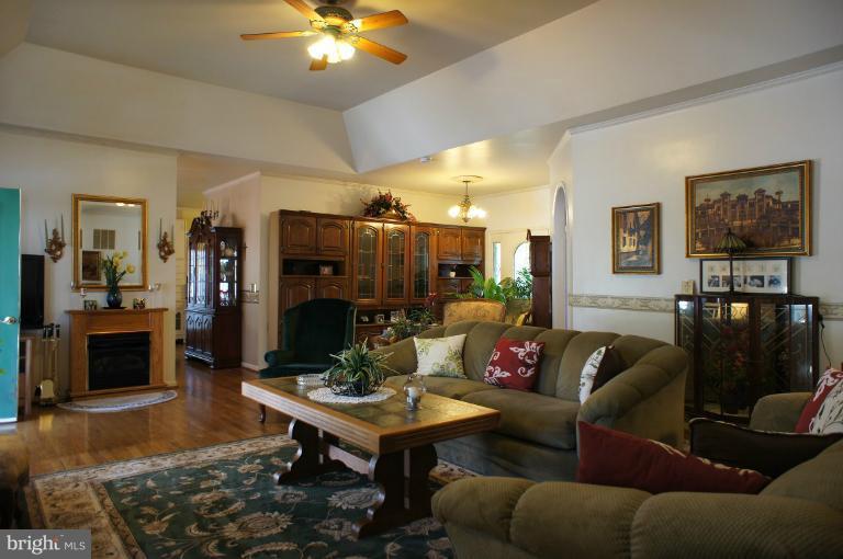 10481 Cliff Mills Road Marshall, VA 20115 - Photo 9 of 30 Family Room