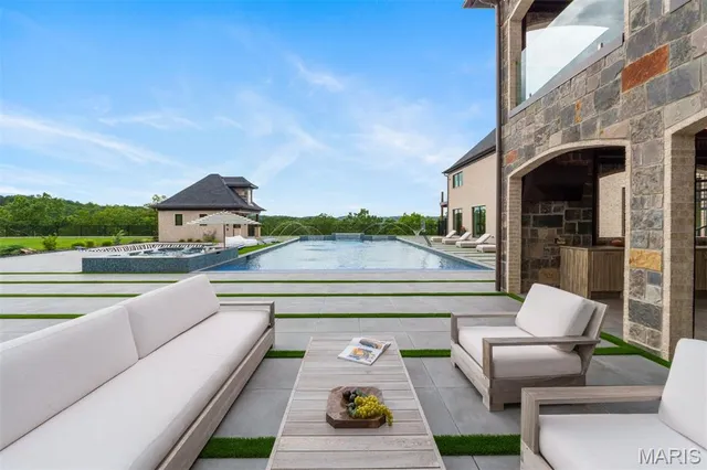 $8,950,000 | 300 Ridgecrest Drive, Chestnutridge, MO 65630