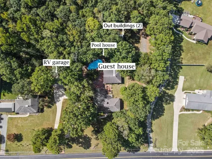 a sign that is sitting in front of a building