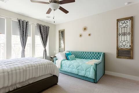 807 East 16th Street, Unit A Austin, TX 78702 - Photo 17 of 29 a bedroom with a bed and window