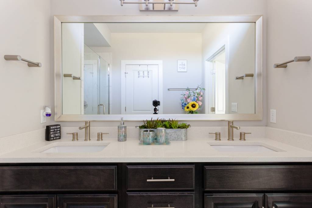 807 East 16th Street, Unit A Austin, TX 78702 - Photo 18 of 29 a bathroom with a sink and a mirror