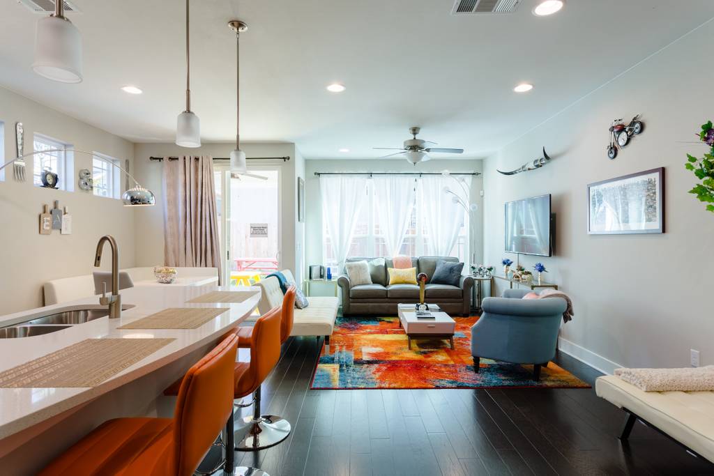 807 East 16th Street, Unit A Austin, TX 78702 - Photo 3 of 29 a living room with furniture and a chandelier