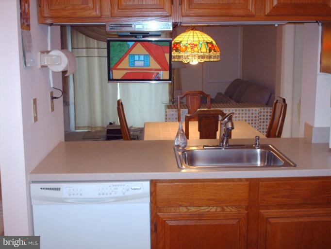 12505 Cross Ridge Way Germantown, MD 20874 - Photo 7 of 15 Kitchen