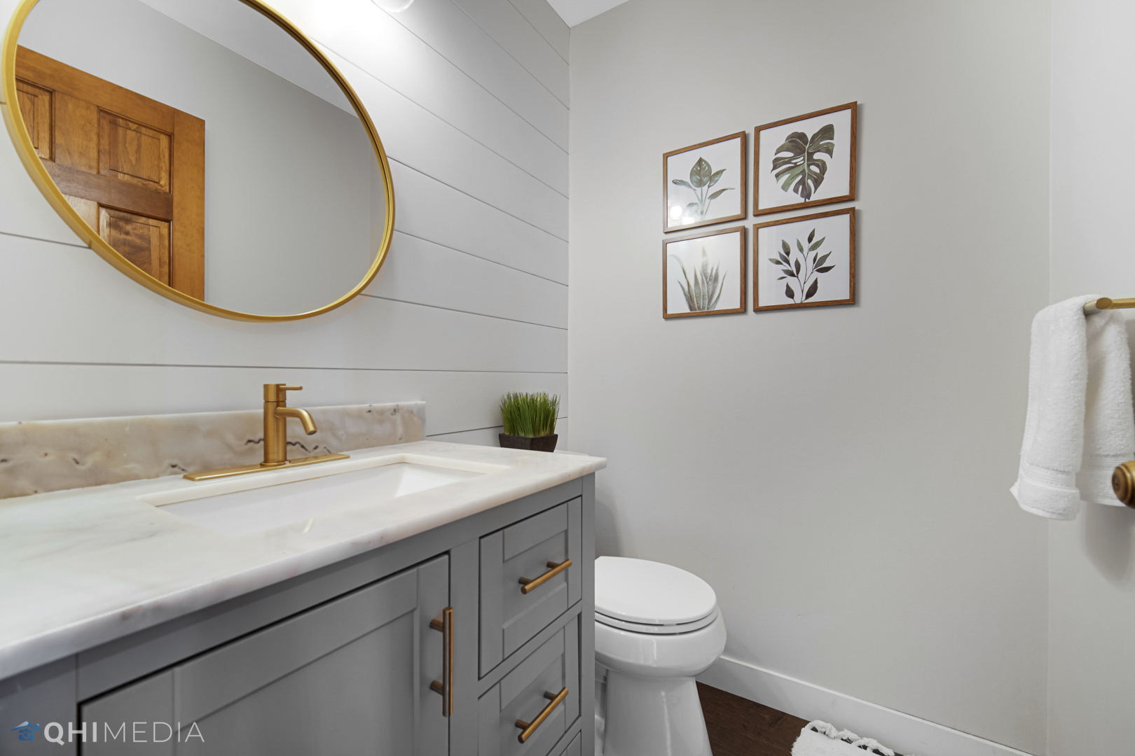 2125 Forest Ridge Road St. Charles, IL 60174 - Photo 23 of 28 a bathroom with a toilet a sink and mirror
