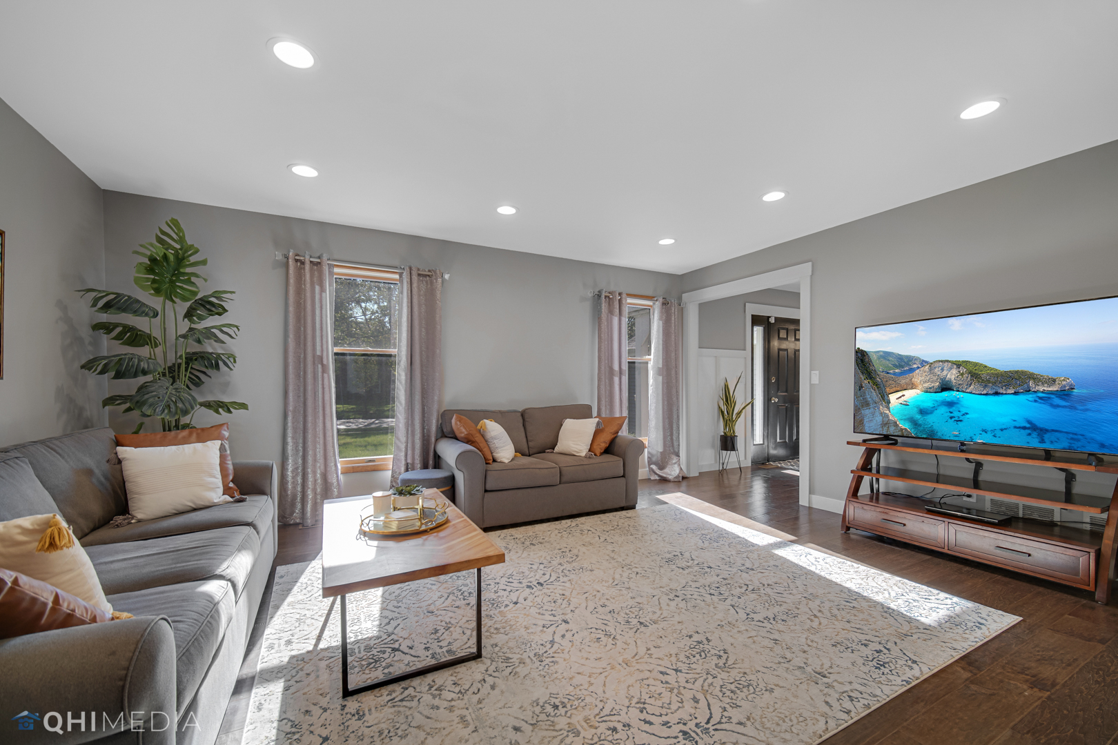 2125 Forest Ridge Road St. Charles, IL 60174 - Photo 6 of 28 a living room with furniture and a rug