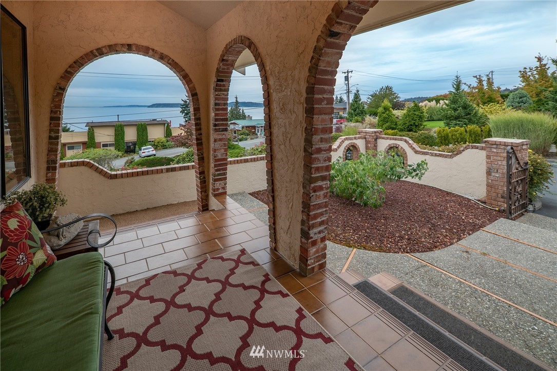 17107 Talbot Road Edmonds, WA 98026 - Photo 5 of 23 Gallery Image 5