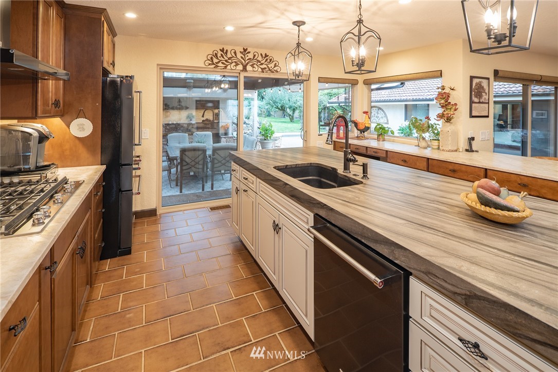 17107 Talbot Road Edmonds, WA 98026 - Photo 8 of 23 Gallery Image 8