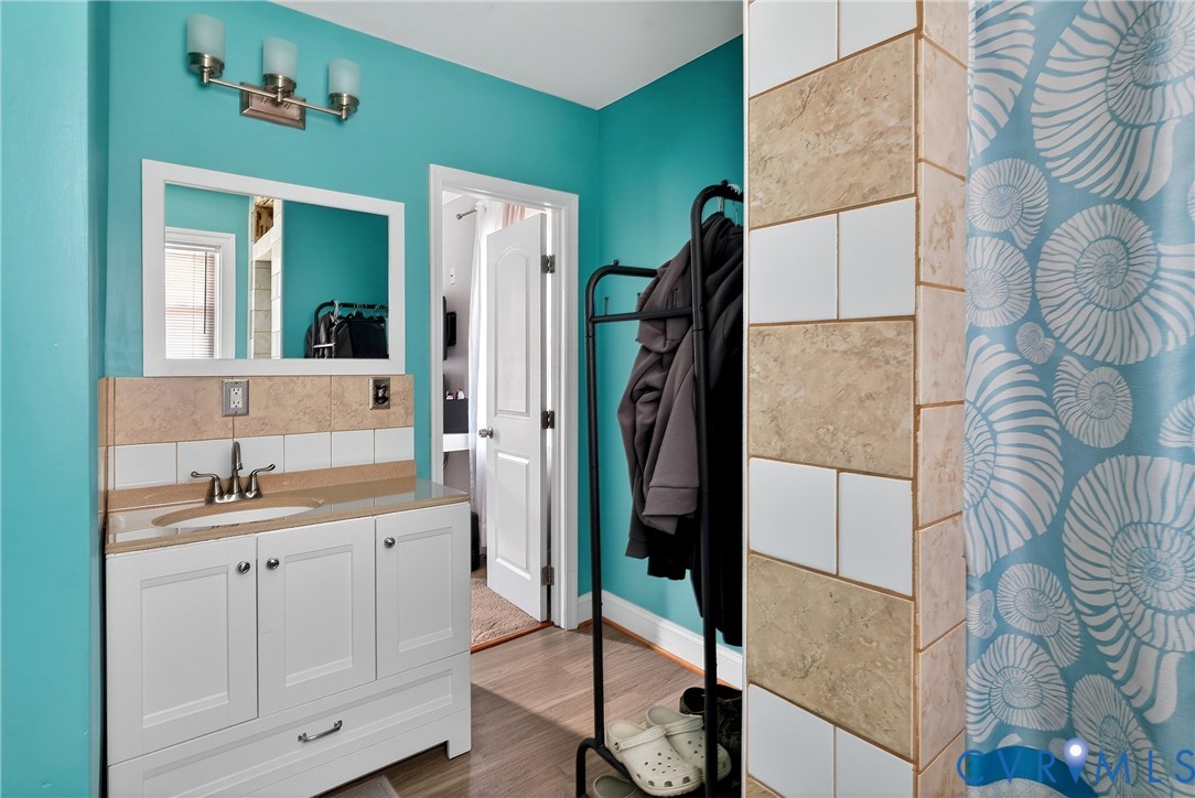 919 Colonial Avenue Colonial Heights, VA 23834 - Photo 17 of 31 a bathroom with a double vanity sink and mirror