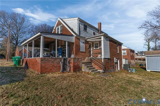 a view of a house with backyard
