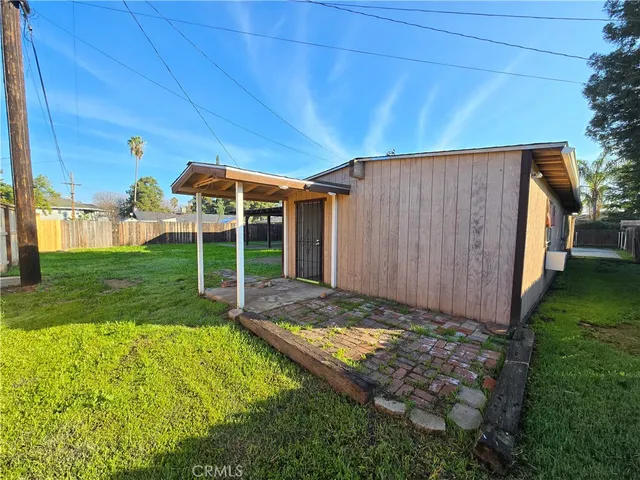 en empty room with windows and ceiling fan
