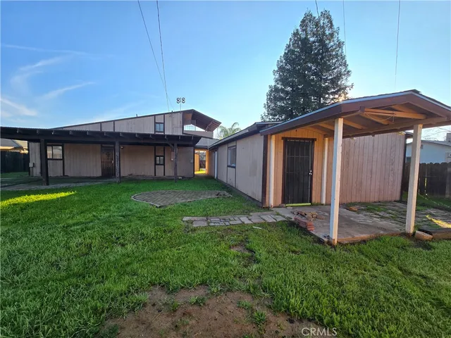 a view of a house with backyard and porch