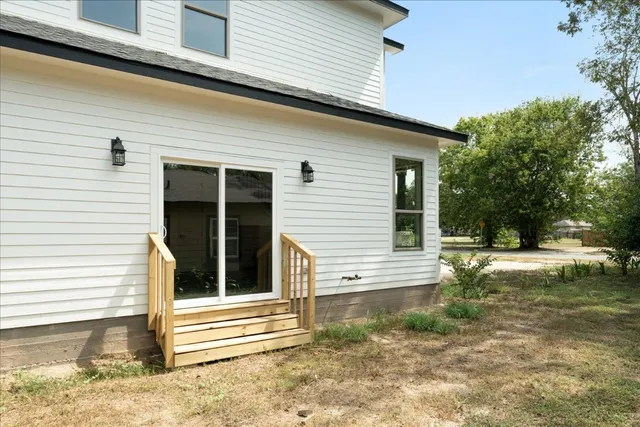 a view of a house with backyard