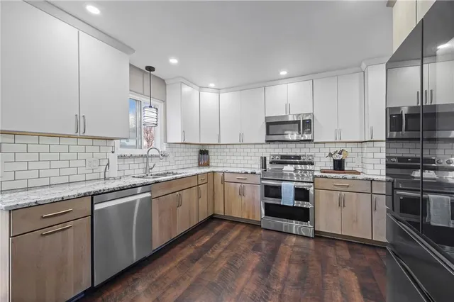 $279,900 | 4513 Northwest Wallingford Drive, Blue Springs, MO 64015