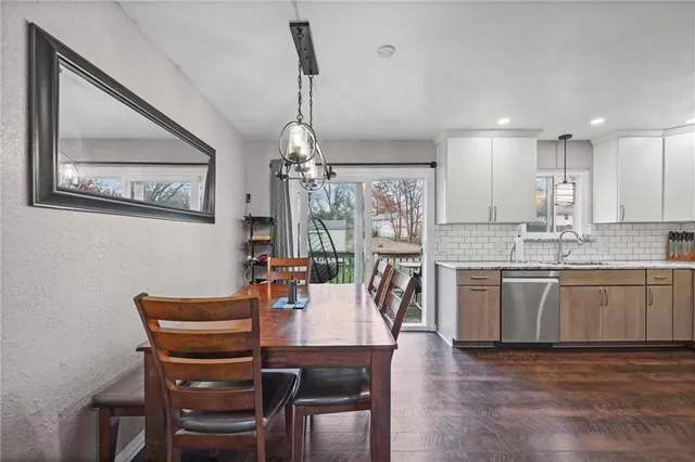 $282,400 | 4513 Northwest Wallingford Drive, Blue Springs, MO 64015