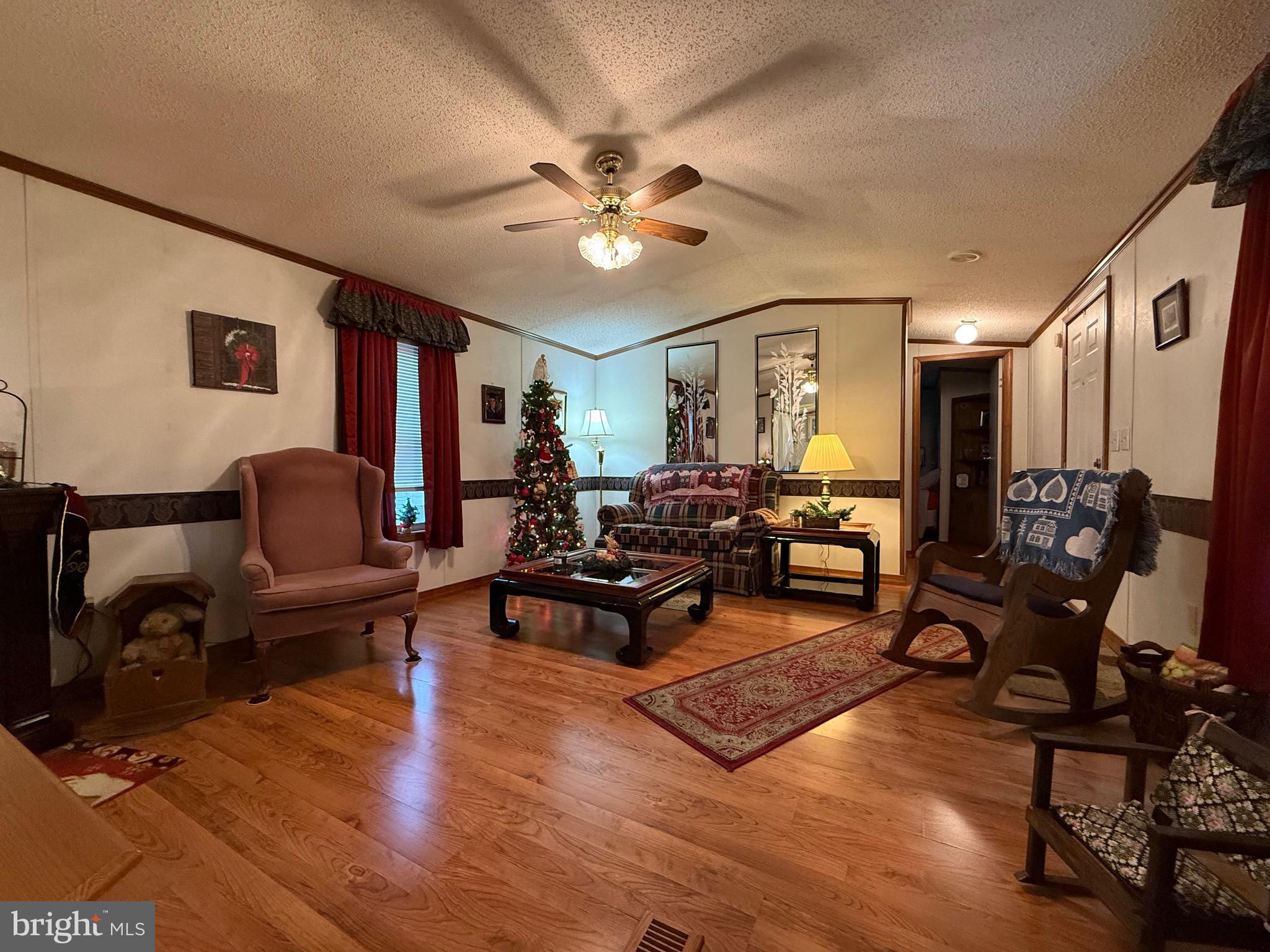 114 Pheasant Ridge Circle Lancaster, PA 17603 - Photo 6 of 24 a living room with furniture