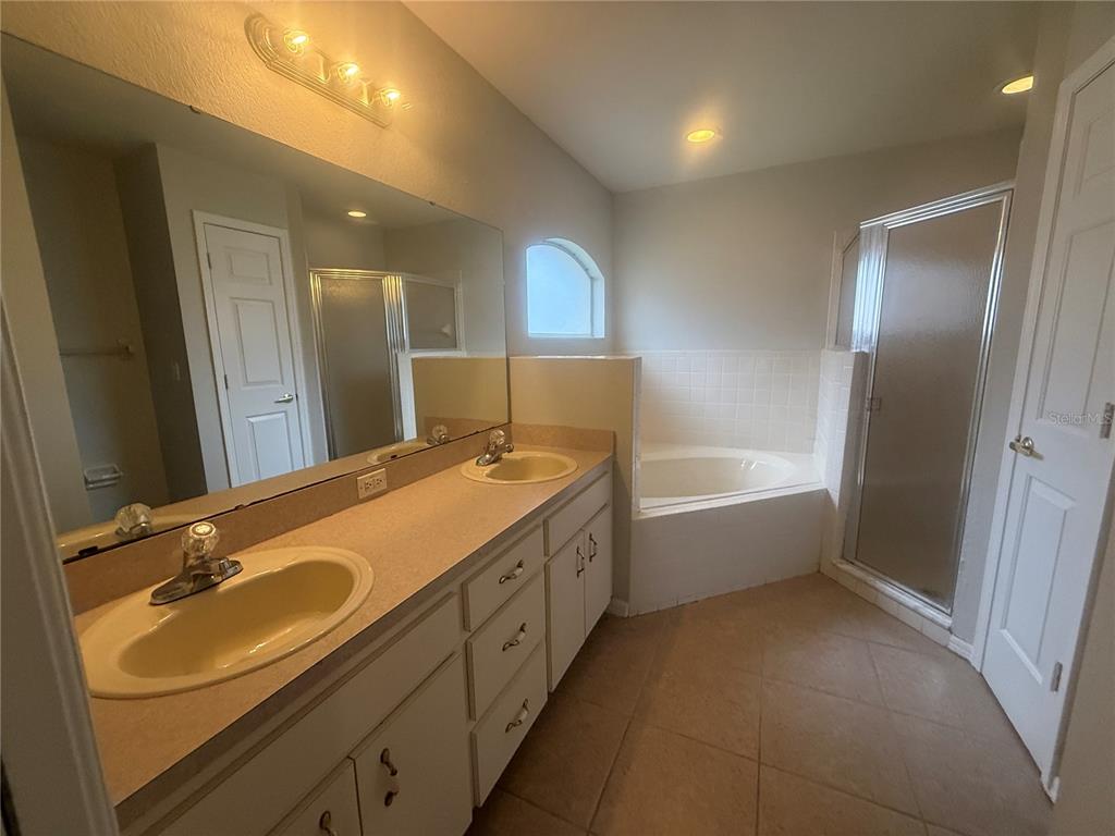 620 Reflections Loop West Winter Haven, FL 33884 - Photo 20 of 31 a bathroom with a tub sink and mirror