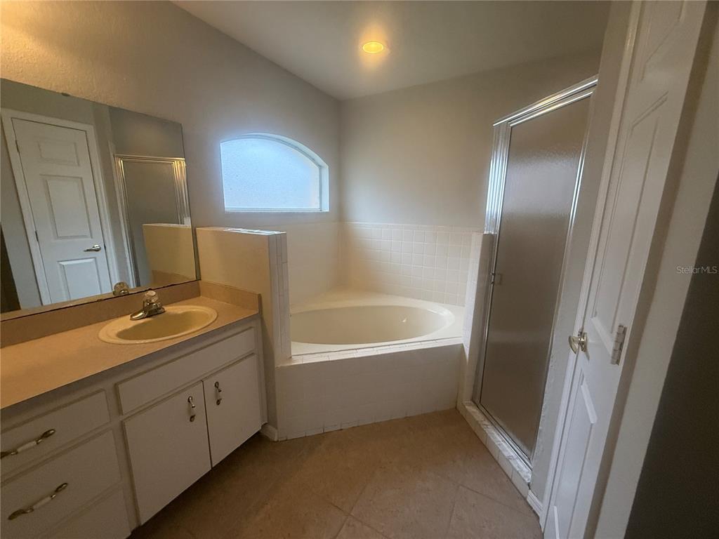 620 Reflections Loop West Winter Haven, FL 33884 - Photo 22 of 31 a bathroom with a tub sink and mirror