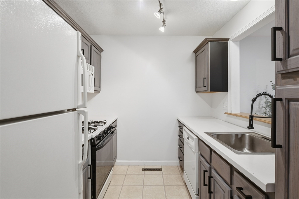 18 Palmer Road, Unit 15 Monson, MA 01057 - Photo 4 of 37