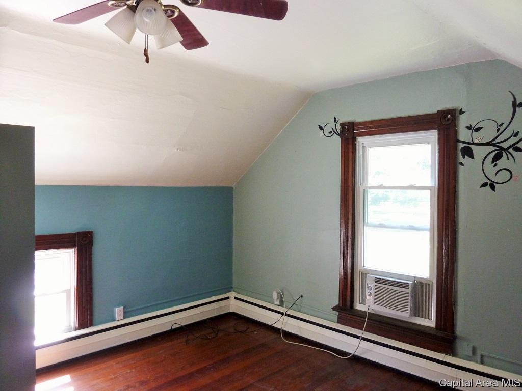 325 North Locust Street Assumption, IL 62510 - Photo 3 of 23